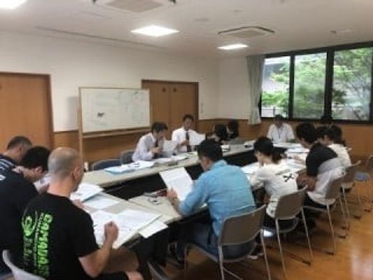 会議中の多目的室  