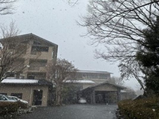 雪の日の施設外観  