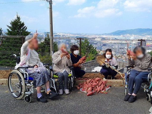くつろぎの場 中庭 景色を楽しみながら、みなさんで自然の中でのひとときをお過ごしいただけます。天気が良い日には特にお勧めです。