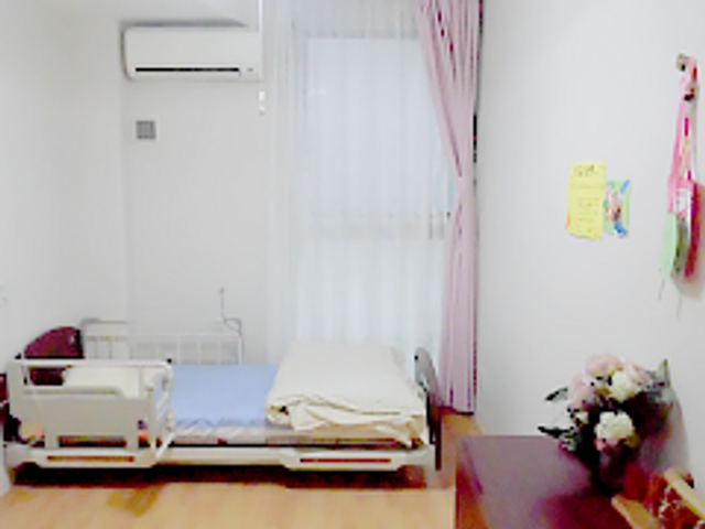 居心地の良い居室 居室 広々とした明るい室内で、快適な生活を送るための設備が整っています。フラワーアレンジメントが彩りを添えています。