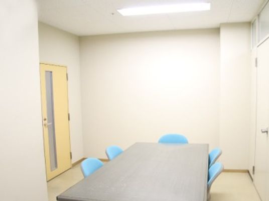 会議用の机がある多目的室  