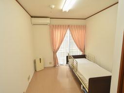 明るい居室の様子