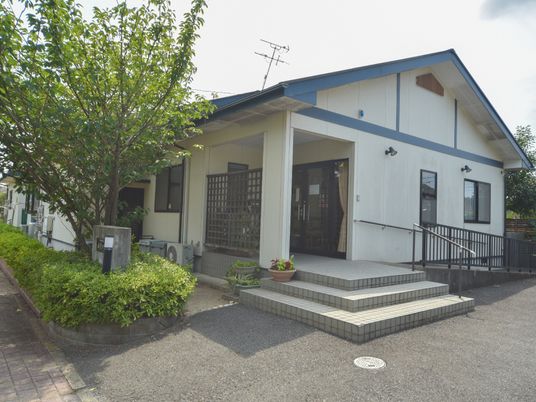 エントランスの明るい建物