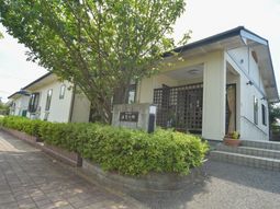 緑に囲まれた清潔な外観