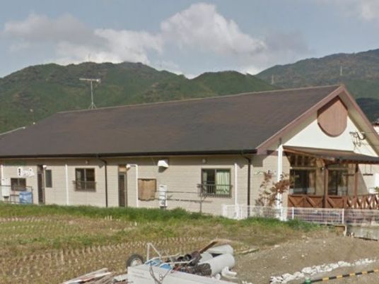 山あいの一軒家風施設