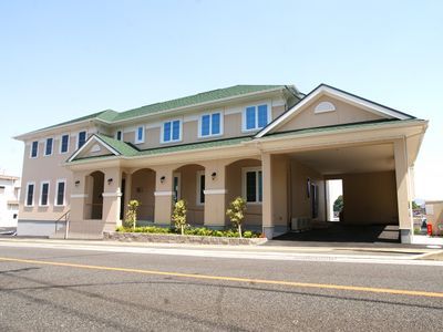 緑の屋根の建物外観