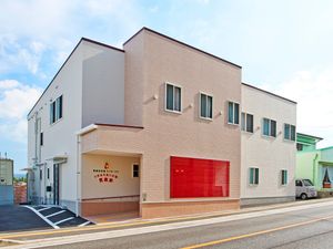 白い建物の外観