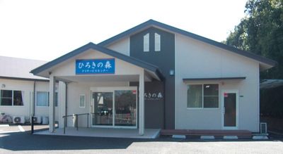 青い看板が目印の建物の外観