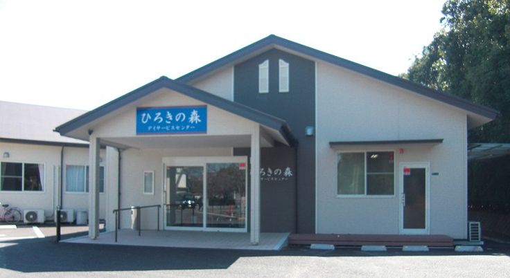 青い看板が目印の建物の外観
