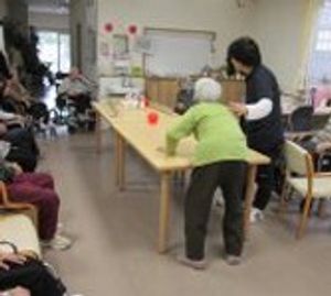 活気ある集会が行われる部屋