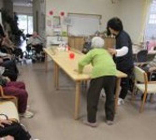 活気ある集会が行われる部屋