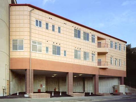 三階建ての建物