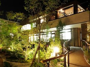 植物に囲まれた通路