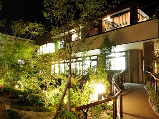植物に囲まれた通路