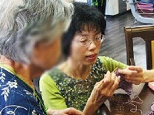 編み物をする女性たち