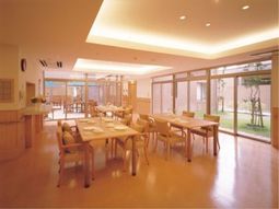 明るいダイニングスペース