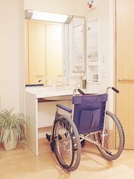 洗面台と車椅子の空間