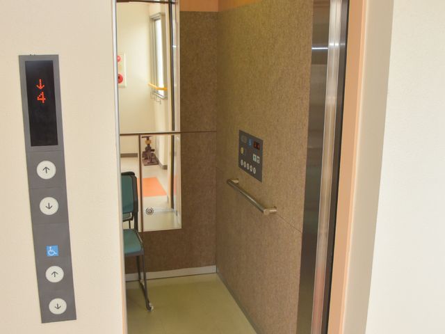 バリアフリーなエレベーター エレベーター 手すり付きの快適なエレベーターです。車椅子の方も安心して利用できる設計になっております。