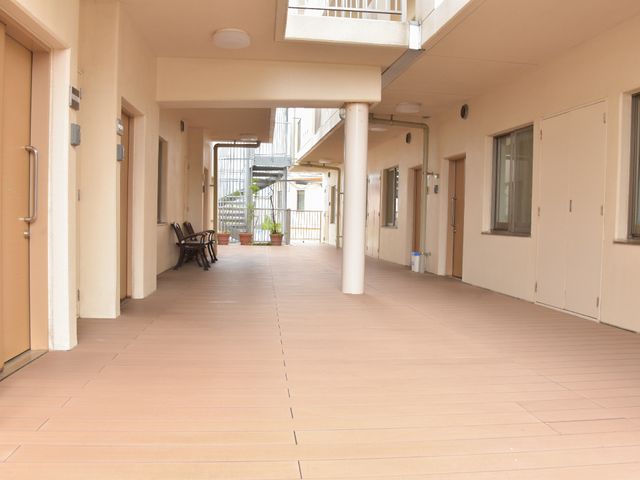 広々とした開放的な廊下 椅子 ゆったりとした廊下にはベンチも完備され、日々の散策や休憩の一時も豊かに過ごせそうです。