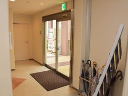 出入り口と廊下の様子