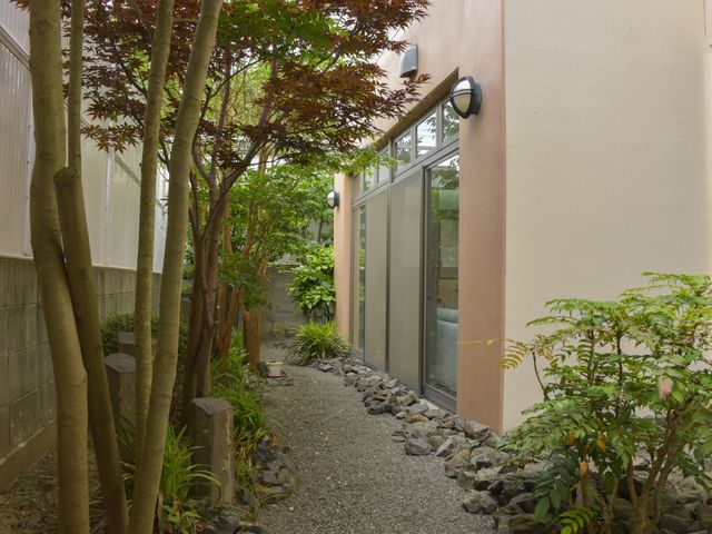 静かな緑の中庭 庭 自然光が差し込む落ち着いた中庭です。緑豊かな植栽が、心安らぐ時間を提供しています。