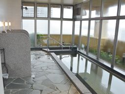 明るい浴室の全景