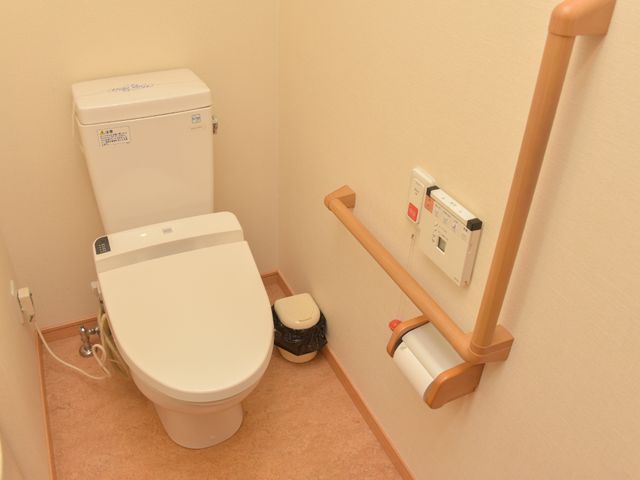 バリアフリートイレ設備 トイレ 安全を考慮した手すり付きの清潔なトイレ空間です。利用者の安心感を高める配慮がされています。