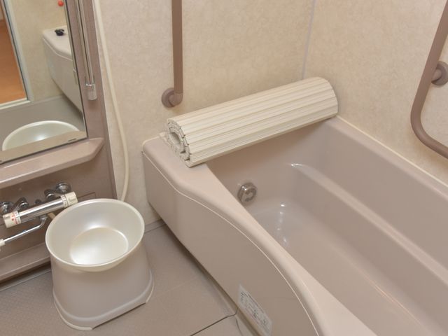 バリアフリーの浴室設備 居室内浴室 手すりと踏み台が設置された浴室は、ご高齢の方も安心してご利用いただけるよう配慮されています。