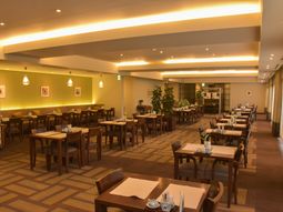 食堂の広々とした空間