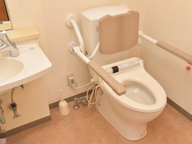 バリアフリートイレ トイレ 手すり付きの安全なトイレで、サポートを必要とされる方も安心してご利用いただけます。