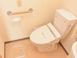 手すり付き清潔なトイレ
