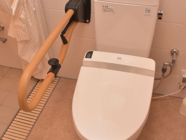手すり付きトイレ設備 トイレ 安全に配慮した手すり付きの洋式トイレです。利用者の快適さと自立支援のために工夫がされています。