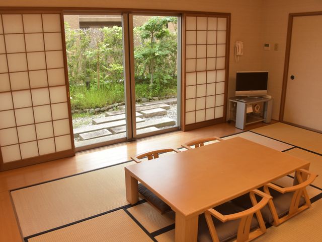 和室の広々空間 和室「草庵」 広々とした清潔感のある和室です。窓から自然光が差し込み、外の緑が眺められる落ち着いた雰囲気をご提供します。