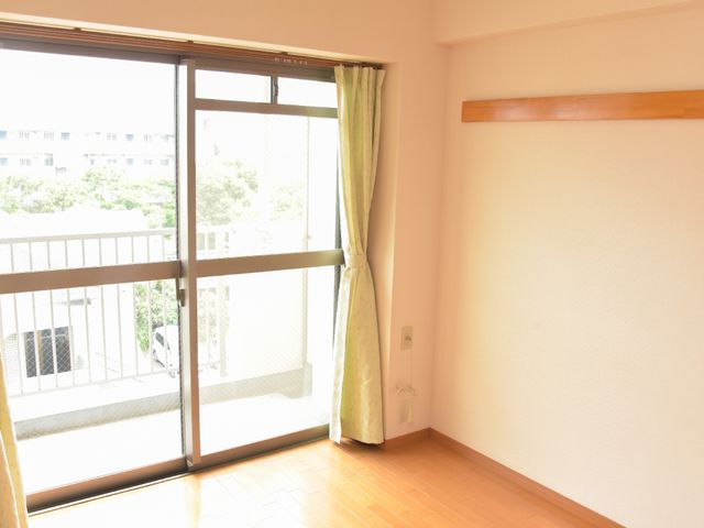 明るい個室の窓辺 部屋 ゆとりのある居室は自然光がたっぷりと入り、新たな職場での快適な一日を支える環境を提供します。