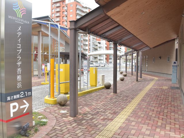 エントランス付近の風景 メインゲート アクセスしやすい場所に位置する明るく開放的なエントランスです。来訪者を心地よく迎える配慮がされています。