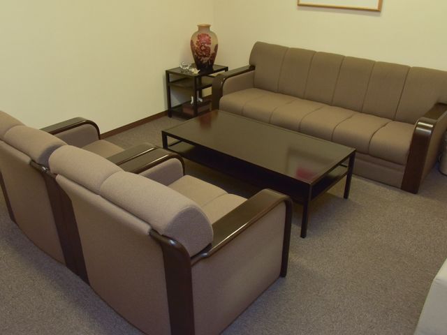 和やかな雰囲気の休憩室 談話コーナー ソファとテーブルが配置された心地よい休憩スペースです。この部屋で、ひとときのくつろぎを得られます。