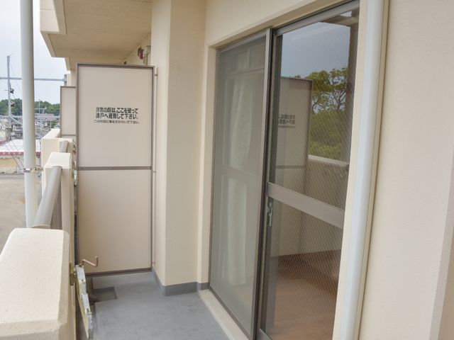 バルコニー付きの個室 バルコニー 広々としたバルコニーが特徴の居室です。リラックスタイムにぴったりな外の眺めをお楽しみいただけます。