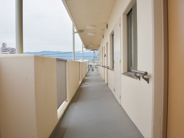 明るい廊下居室側面 通路 居室へのアクセスが良く、清潔で明るい通路です。開放感があるため、ご入居者様の散策にも適しています。