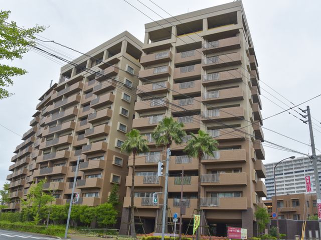 高層の建物外観 外観 落ち着いた色合いの建物は、周囲の景観に調和しており、快適な環境で仕事を考えている方にとって魅力的です。
