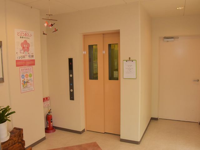清潔なエレベーターホール エレベーター 手入れの行き届いたエレベーター前の空間です。利用者の方々の移動が快適になるよう配慮されています。