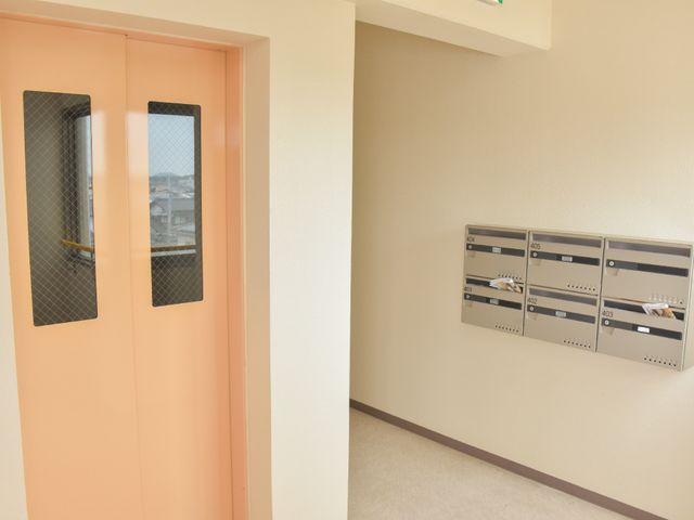 廊下と部屋のドア エレベーター 静かで清潔感のある廊下です。メールボックスが設置されており、個々のプライバシーも守られています。