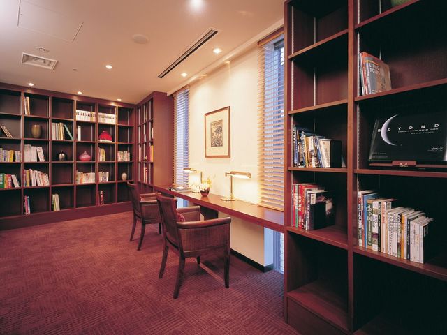 落ち着いた雰囲気の図書室 ライブラリーコーナー ゆったりとくつろげるラウンジでは、充実の書籍や雑誌をご用意しております。心地よい時間をお過ごしいただける空間です。