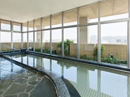 窓際の明るい浴室