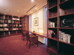 暖かみのある書斎空間