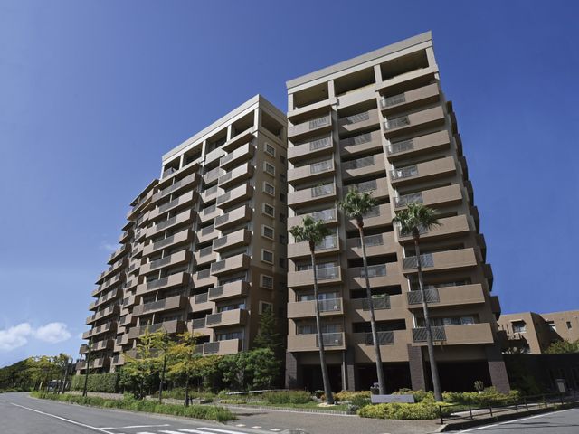 高層のモダンな建物外観 外観 広々とした前庭を持つモダンな建物は、穏やかな住環境を提供しております。明るい陽光が差し込む通りからは、安心と落ち着きを感じられます。