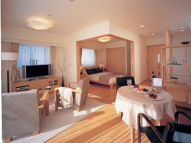 明るく広々とした居室 健常棟モデルルーム ゆったりとした造りの居室です。日々の生活に彩りを与える心地よい空間で、ご自身の時間をお過ごしいただけます。
