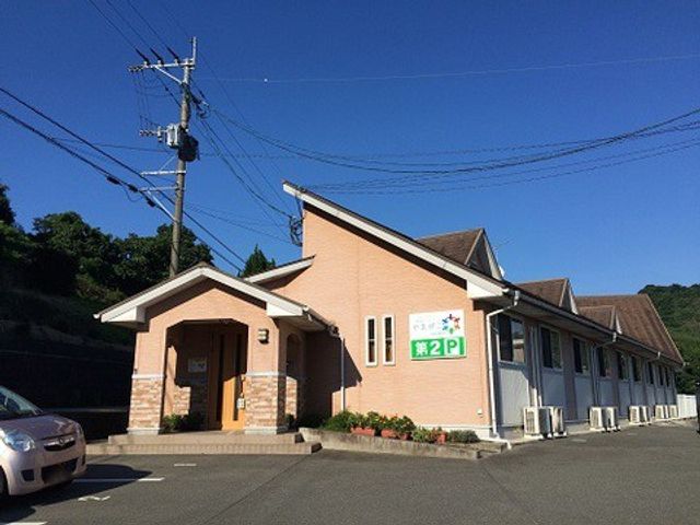 ピンクの壁の建物外観