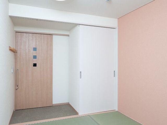 清潔感のある居室入口 居室 ゆったりとした造りの居室入口は、プライバシーを大切にしつつ移動の利便性も考えられています。
