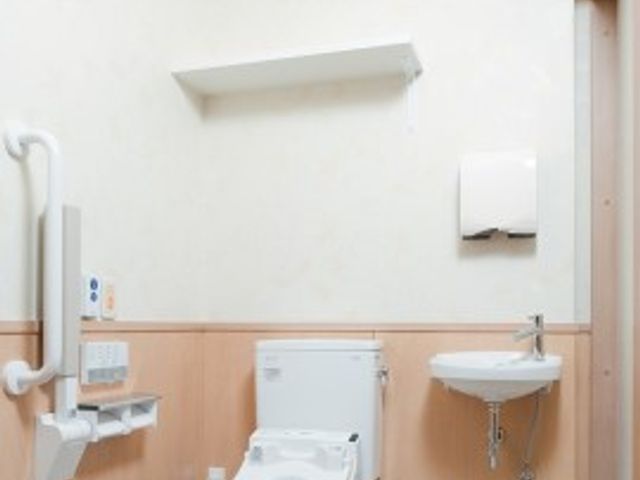 バリアフリートイレ設備 トイレ 手すり付きの清潔なトイレです。利用者の安全と快適さを考えた設計となっており、働く上での支援もしやすくなっています。