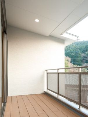 明るい綺麗なバルコニー